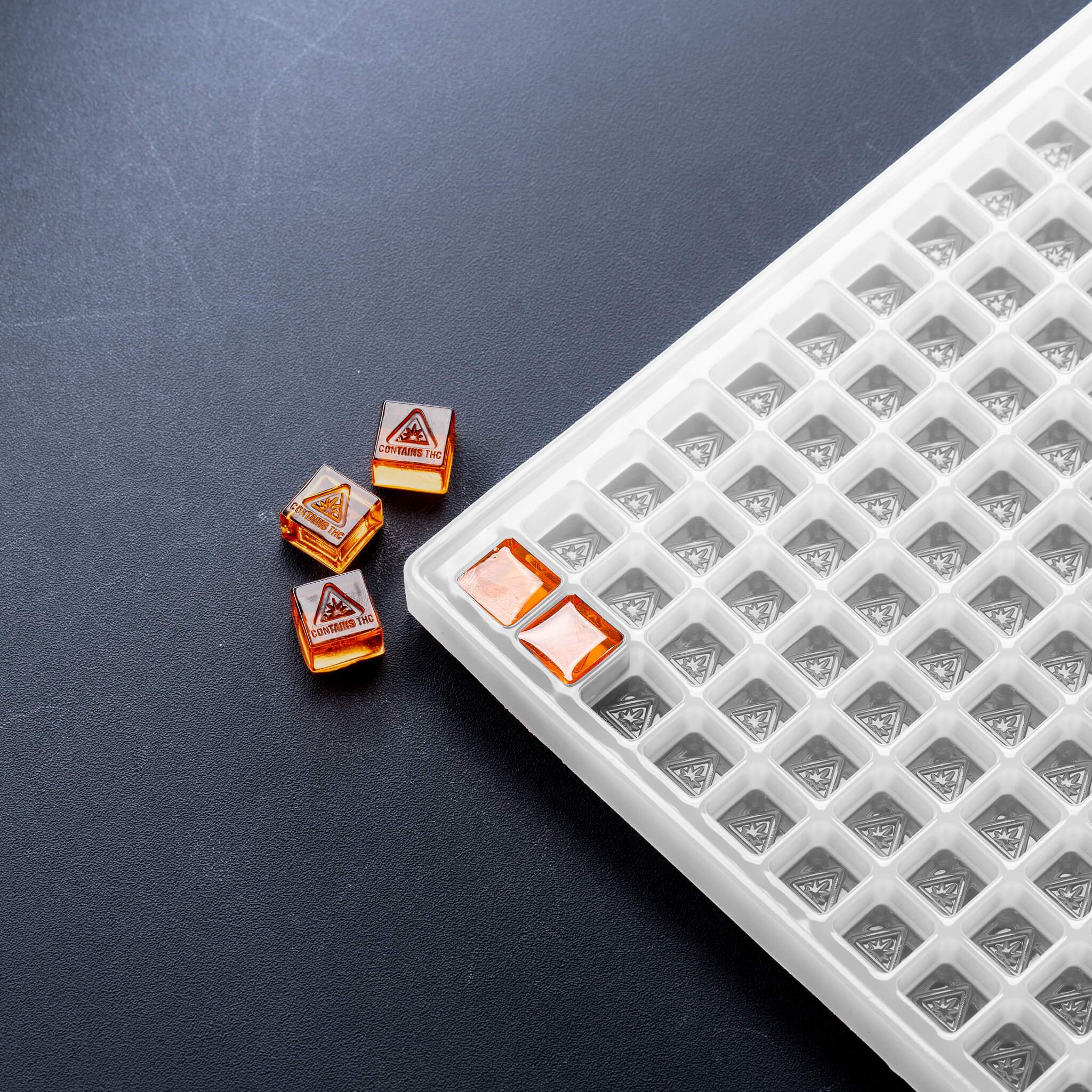 2mLCubeCandyGummyDepositorMoldMassachusettsMaineRhodeIslandTHCTriangleSymbol300Cavities100PercentPlatinumSiliconeOrangeGummies