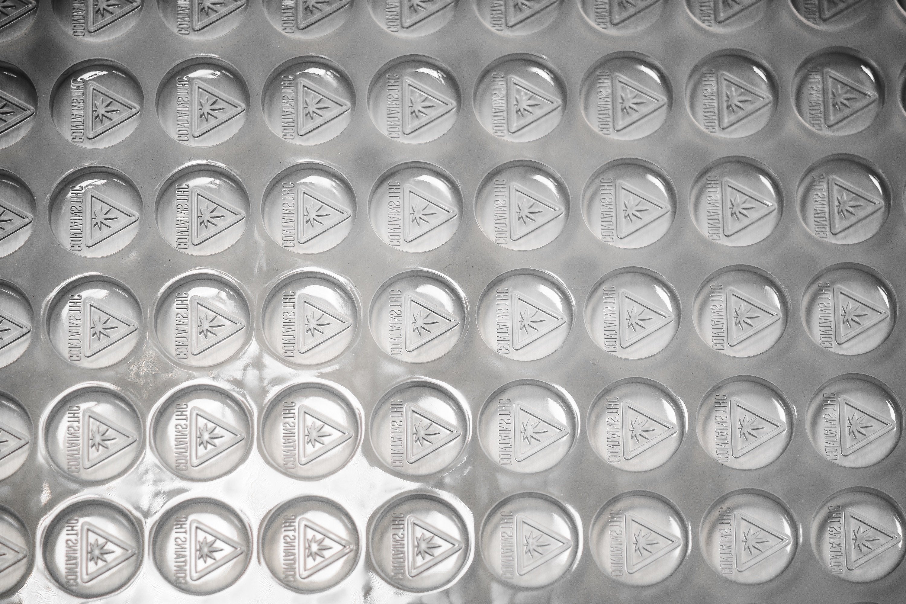 Closeup3.5mLRoundCandyGummyDepositorMoldMassachusettsMaineRhodeIslandTHCTriangleSymbol88Cavities100PercentPlatinumSilicone