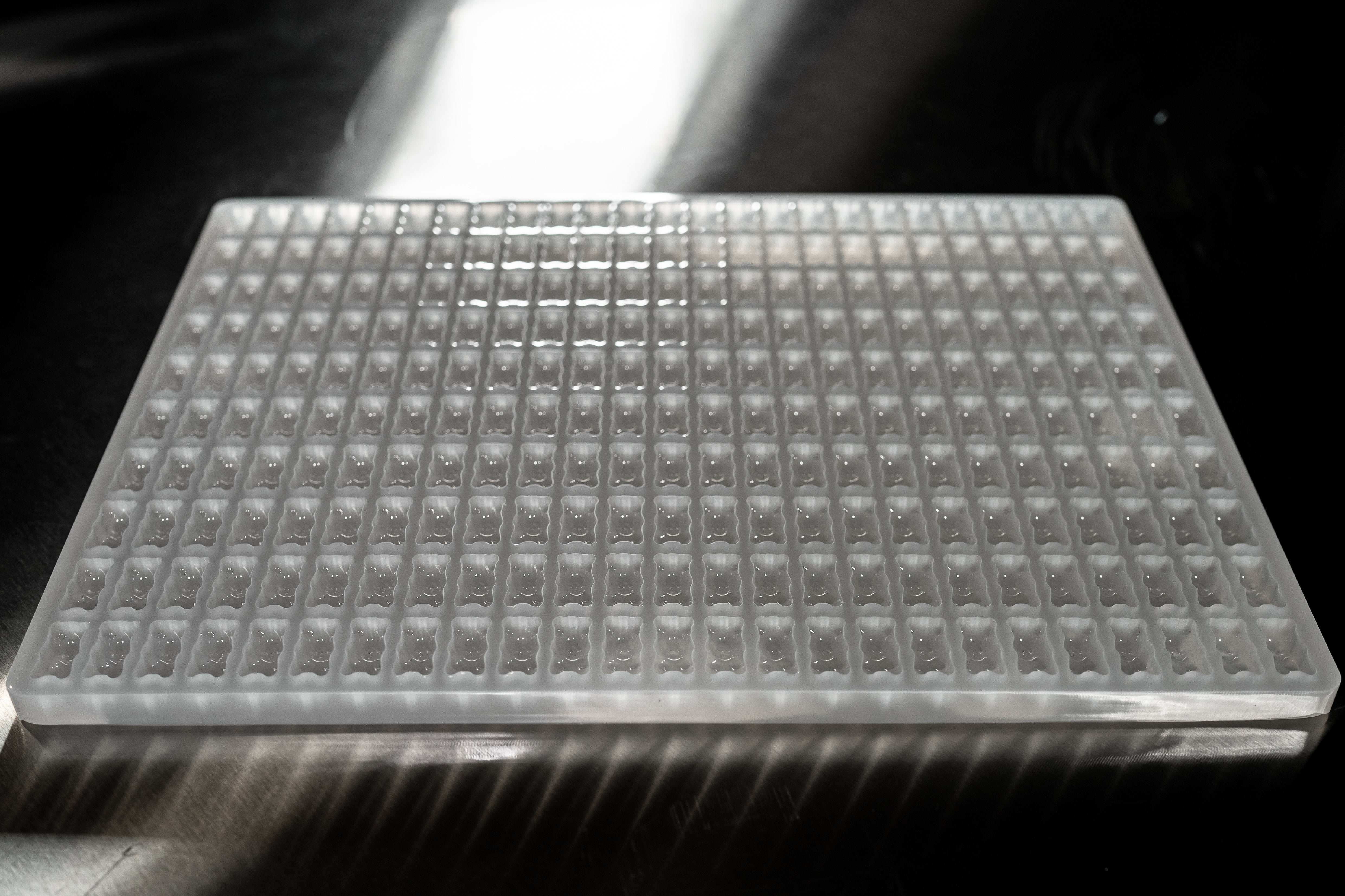 TopView1.5mLGummyBearCandyGummyDepositorMoldPlain250Cavities100PercentPlatinumSilicone