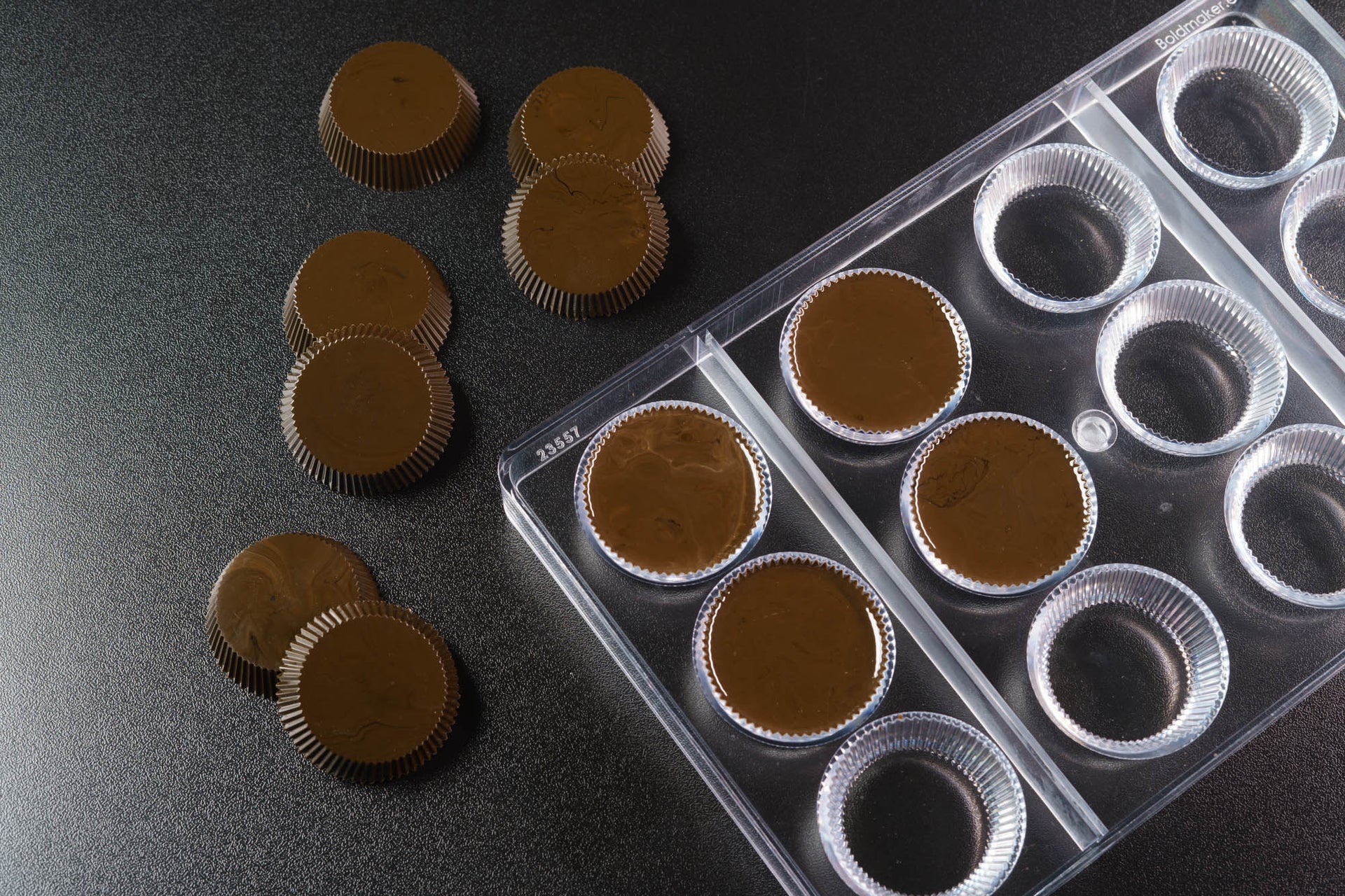 18.52mL Peanut Butter Cup Chocolate Mold - 12 Cavities - 23557