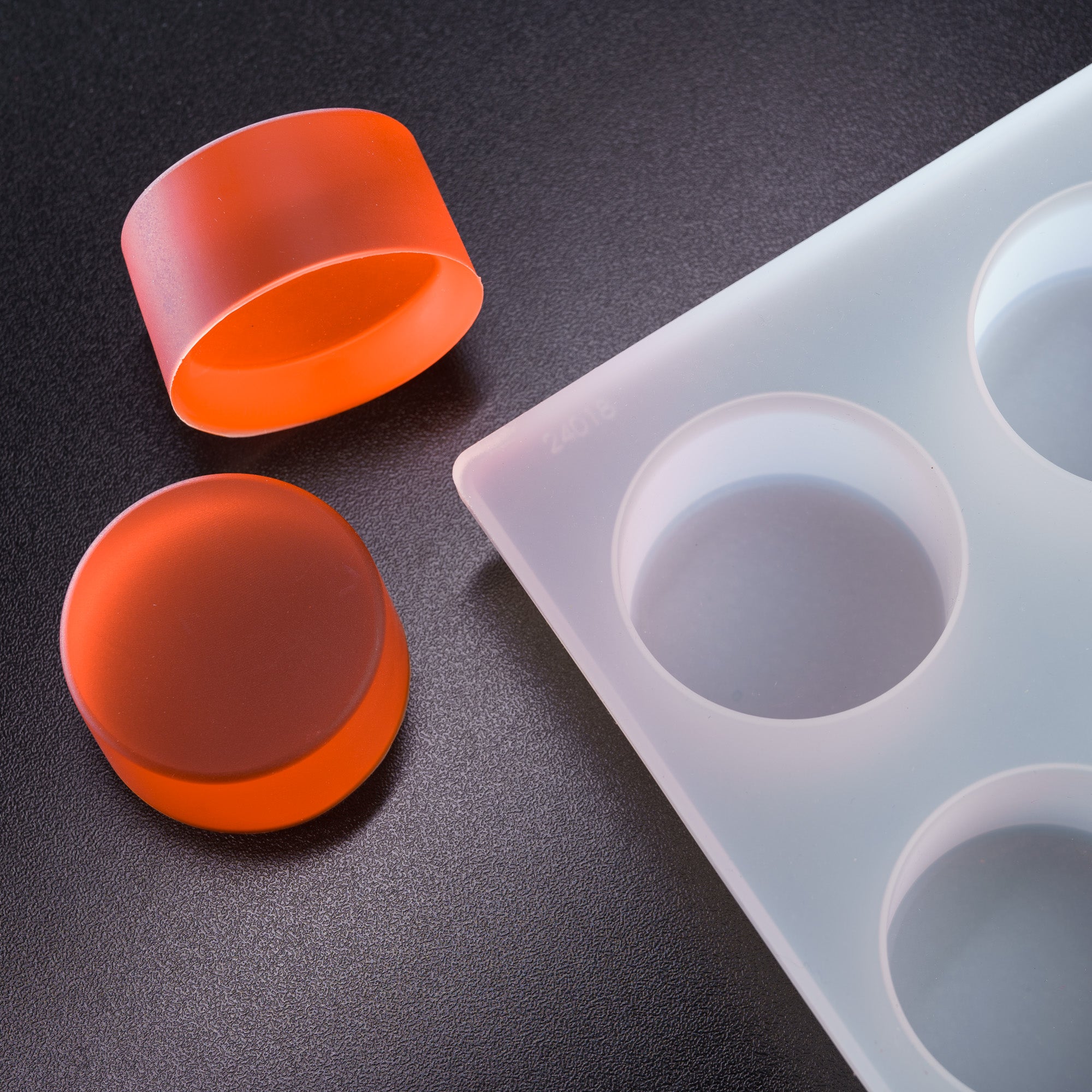 85mL Large Round Puck Mold - 8 Cavities - 24018